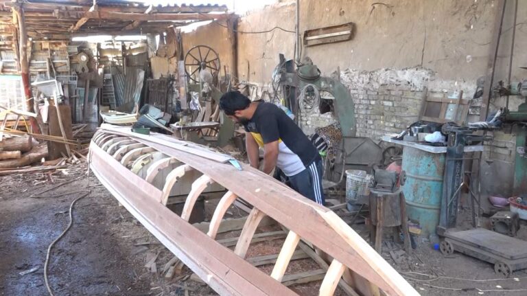 حرفة تراثية منذ آلاف السنين.. القوارب الخشبية مهددة بالاندثار في العراق