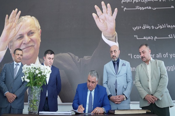 مجلس نينوى يضع إكليلا من الزهور على ضريح الرئيس الراحل جلال طالباني