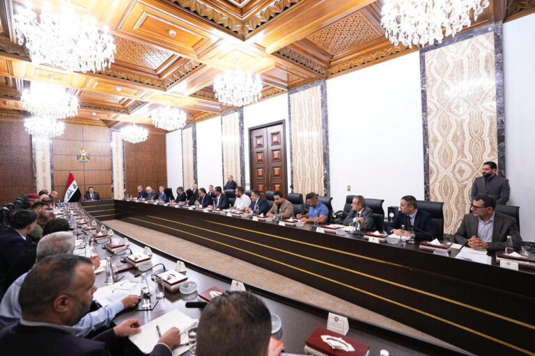 رئيس الوزراء يوجّه بالالتزام بالجداول الزمنية لتنفيذ مشاريع مداخل بغداد