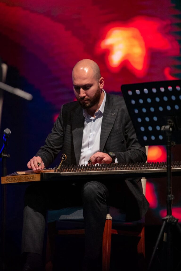 ديار آزاد: عشق لا متناه للموسيقى وشغف لإحياء التراث الفني الكردي