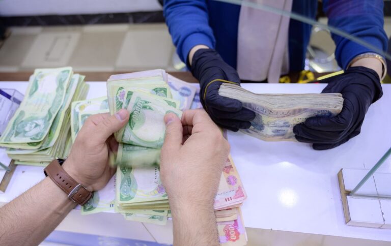 العمل: إطلاق رواتب المتقاعدين من العمال المضمونين لشهر تشرين الأول