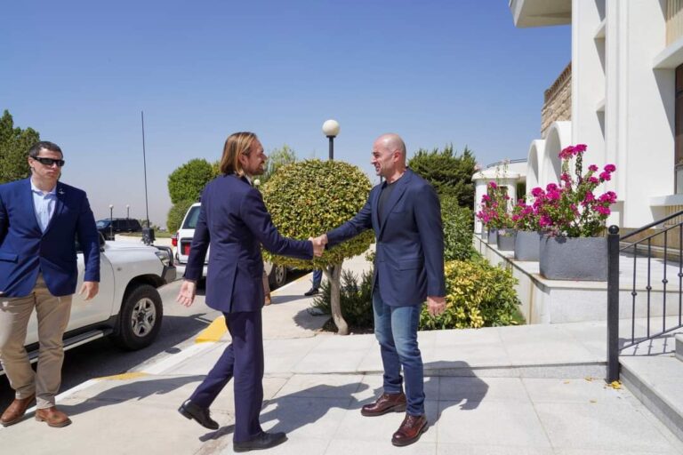 طالباني يبحث مع القنصل البريطاني تطوير العلاقات الثنائية