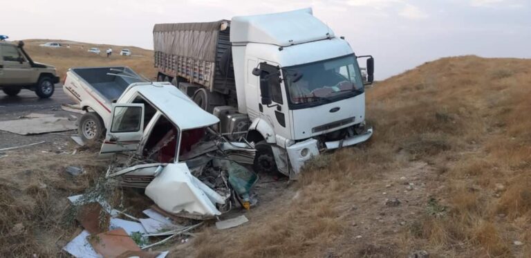 مصرع وإصابة 7 أشخاص في حادث سير بين قلاب وبيك آب (صور)