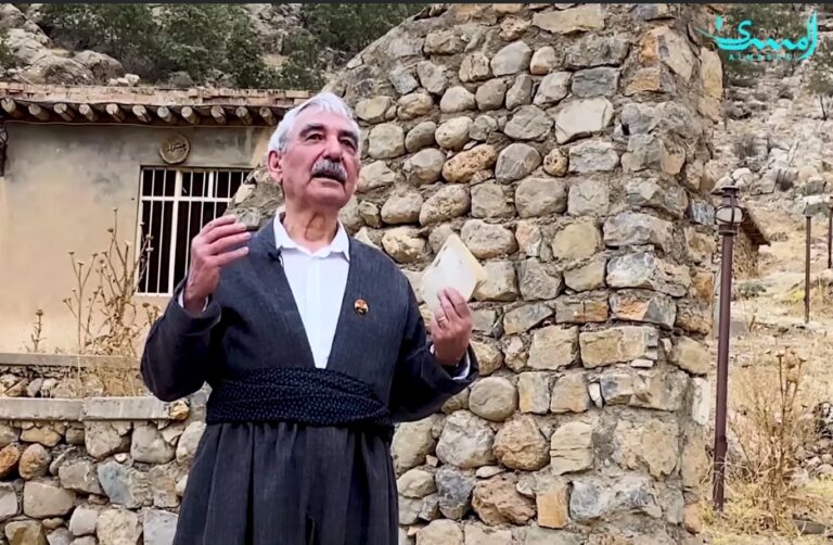 یكذب فيكذب ثم یصدق أكاذیبه ومثلُه كمثل…