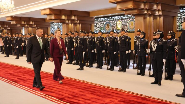 وسط مراسيم رسمية.. وزير الداخلية يستقبل نظيرته البريطانية