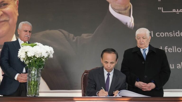 القنصل الصيني يضع إكليلا من الورد على ضريح مام جلال