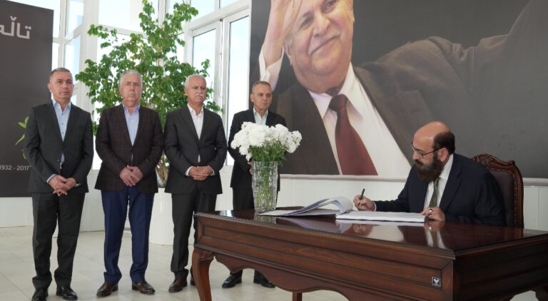 أمير الإيزديين يزور ضريح مام جلال ويضع إكليلا من الزهور على قبره