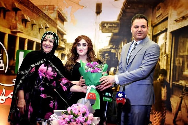 صالون شارع الجمهوري يزدحم بالمهنئين بذكرى تأسيسه .. وصفوه بثقافة التعايش