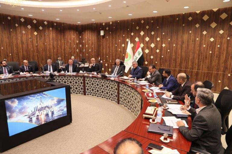 النفط تبحث التقارير والبحوث الخاصة بأسعار النفط العراقي في الأسواق العالمية