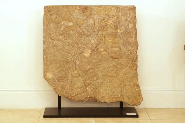 لوح أثري من العهد الآشوري يستعد للعودة إلى الوطن