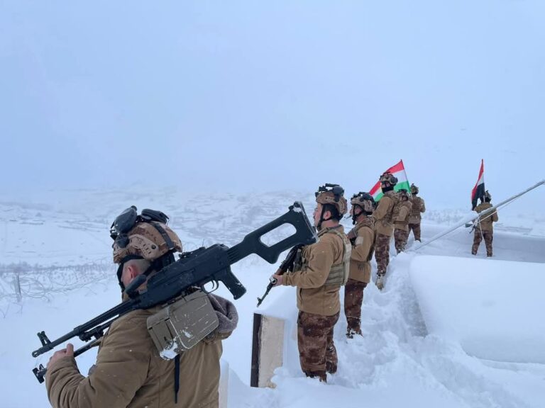 رغم تساقط الثلوج.. القوات الأمنية تواصل تأمين الحدود (صور)