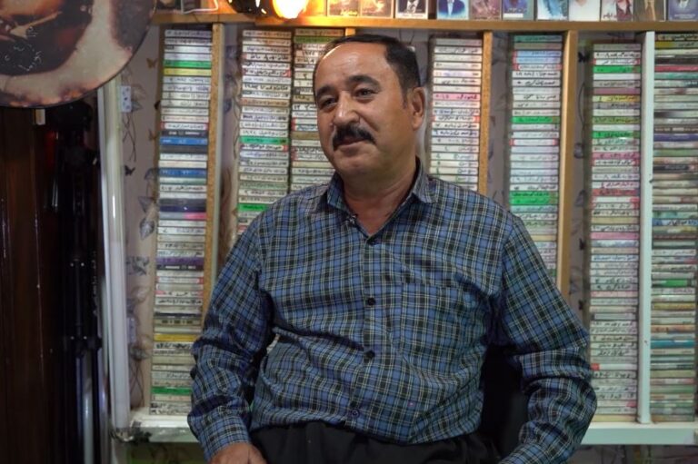 رجل يجمع أكثر من 7 آلاف شريط غنائي لفنانين كرد من الأوائل