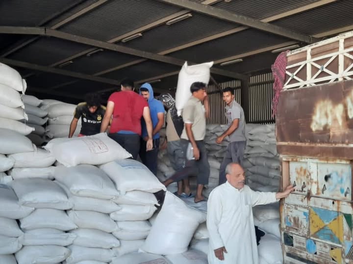 بعد ضجة المقطع الفيديوي.. التجارة تنفي وجود أرز تالف في مخازنها