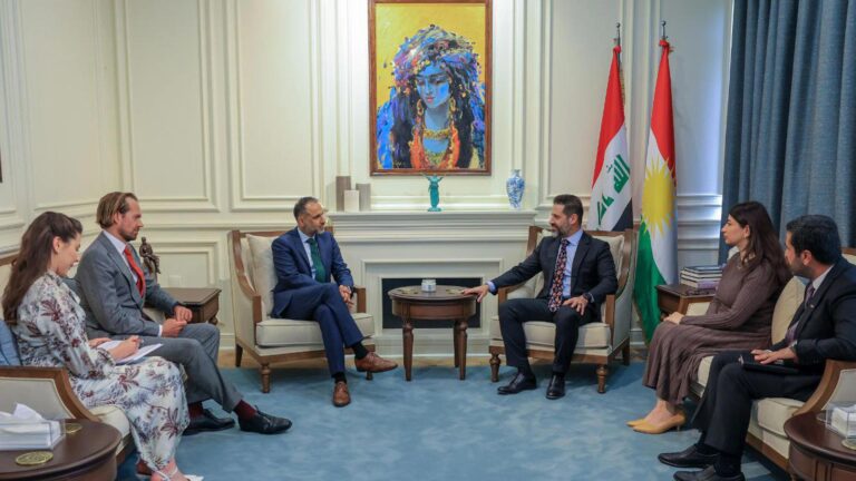 طالباني يعقد لقاءين منفصلين مع السفير البريطاني والقنصل الإيراني