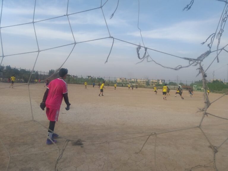 مدرب كروي يطعن 3 من لاعبي الفريق الخصم في كلار