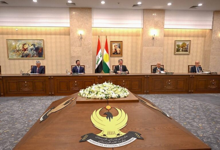 حكومة الاقليم تقرر بدء تصدير النفط عبر سومو وتطالب بغداد بارسال راتبي حزيران وتموز