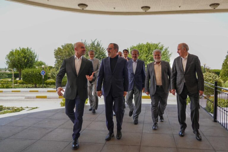 طالباني يبحث مع قنصلين إيرانيين اتفاق الرواتب