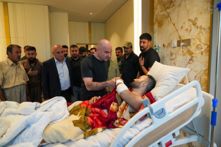 (صور) طالباني يتفقد جرحى القوات الأمنية من المصابين في عملية فرض القانون