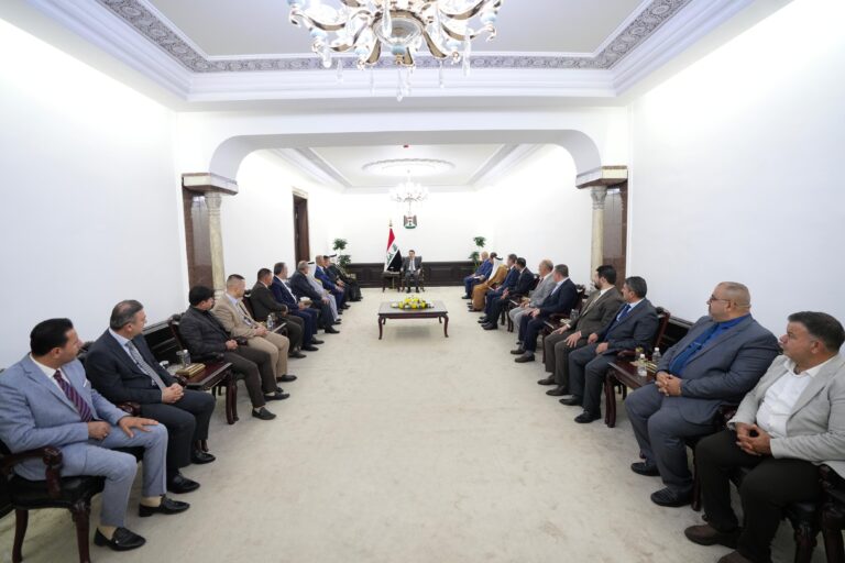 السوداني يؤكد حرص الحكومة على توفير المزيد من الخدمات في القرى الشبكية ومناطق سهل نينوى