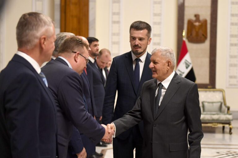 رئيس الجمهورية يؤكد أهمية تعزيز العلاقات الثنائية بين العراق وروسيا