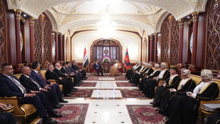 رئيس الوزراء وسلطان عمان يؤكدان على نشر الاستقرار بالمنطقة ومنع التصعيد