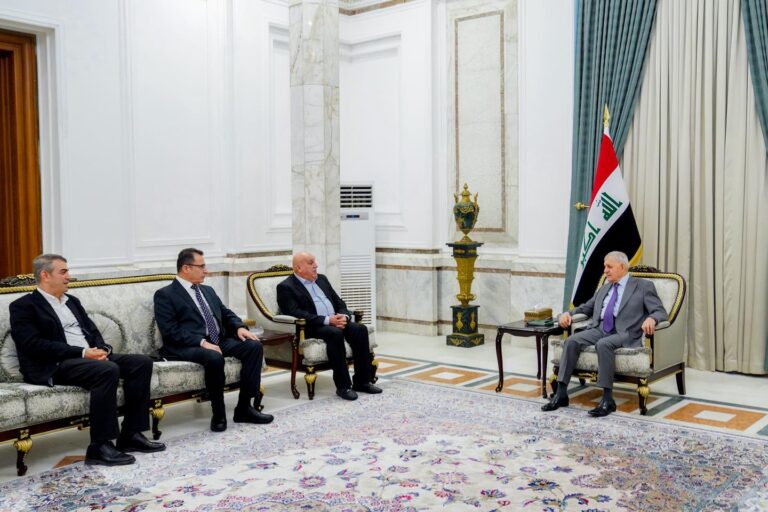 رئيس الجمهورية يؤكد على تعزيز التعاون بين الثقافتين العربية والكردية