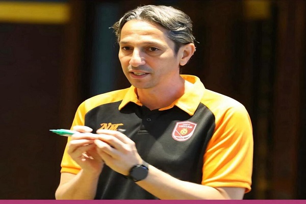 نفط ميسان ينهي عقد مدربه بالتراضي