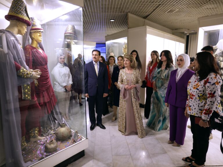 السيدة الأولى تشيد بدار الأزياء العراقية: يجمع ألوان التاريخ العراقي العريق