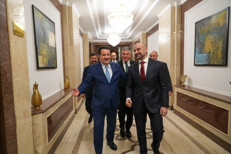 طالباني يدعو السوداني لتسريع إجراءات تمويل الرواتب لتوحيد توزيعها في العراق كافة