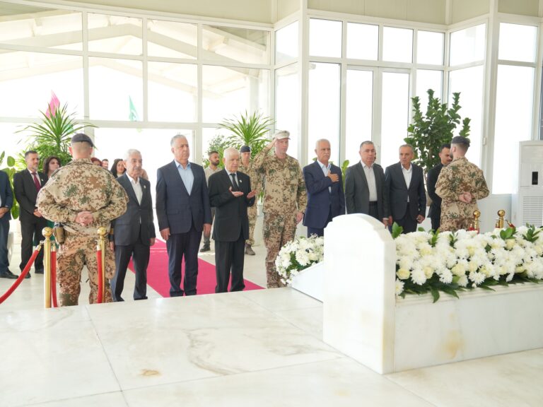 قائد القوات الألمانية في إقليم كوردستان يزور ضريح الرئيس مام جلال