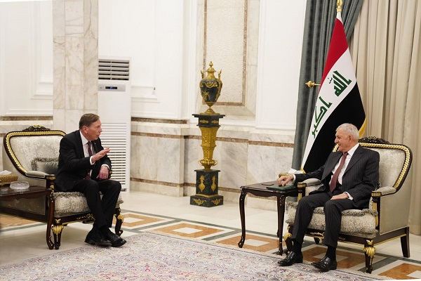 بترايوس يثمن جهود رئيس الجمهورية في توحيد رؤى الأطراف السياسية