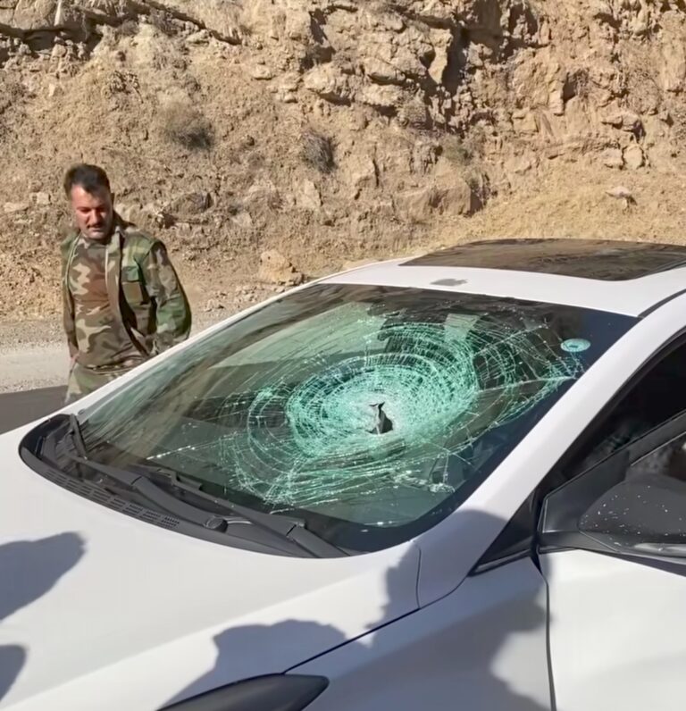 سقوط صخرة بسرعة هائلة على سيارة في مصيف كلي علي بك (صورة)