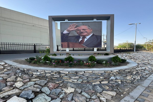 توسطت المنطقة الرئاسية .. صورة فقيد الأمة مام جلال