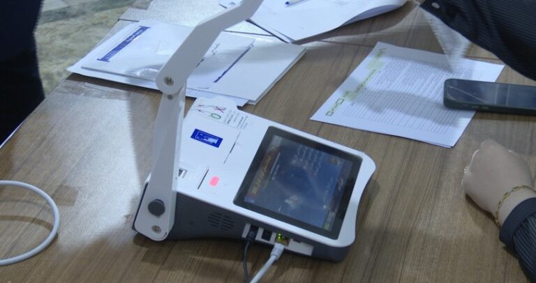 ابتداء من يوم الخميس .. مفوضية الانتخابات تعلن توزيع أجهزة التصويت والكاميرات