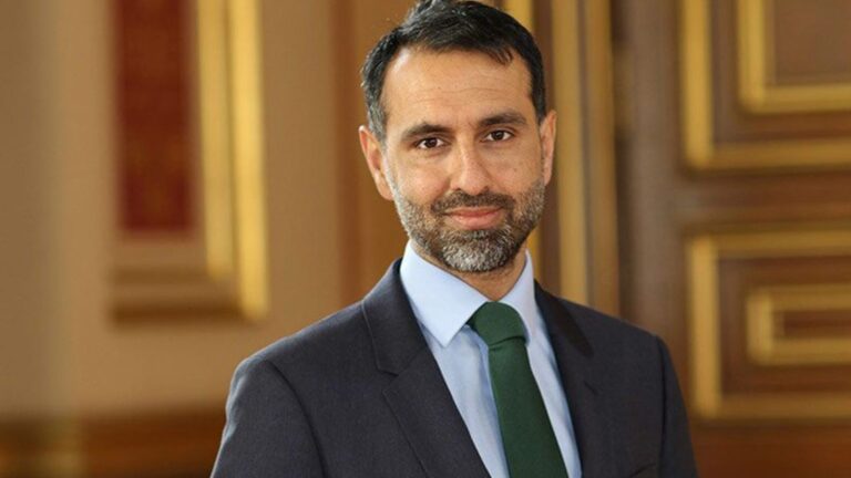 السفير البريطاني يدعو لمحاسبة المسؤولين عن هجوم “كورمور”