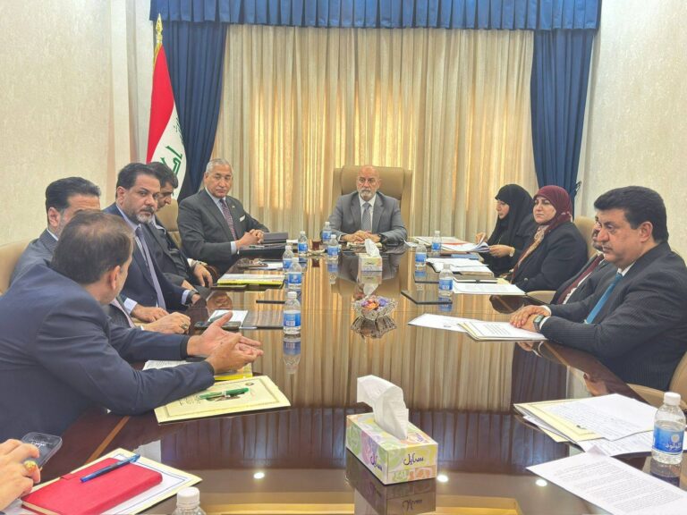 وزير البيئة يؤكد ضرورة تعزيز قدرات الوزارة وإعداد البرنامج الحكومي لعام 2026