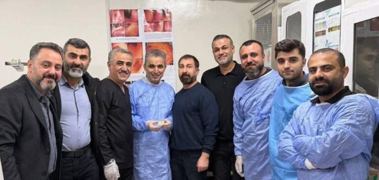 فريق طبي في السليمانية يستخرج قطعة دومينو من معدة مريض (صور)