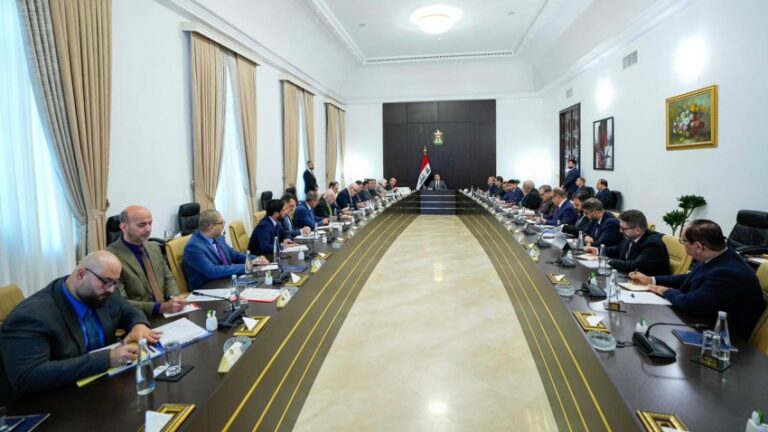 توجيهات حكومية عاجلة بإجراء مراجعة لمخصصات ورواتب الرئاسات الثلاث