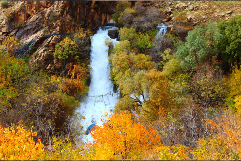 هورامان في الشتاء شلالات ماء تتدفق وسط الطبيعة الخلابة