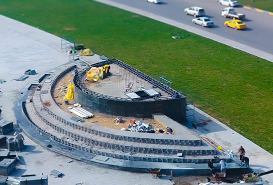 البصرة تتزين.. أعمال نصب حديقة ساحة الطيران متواصلة