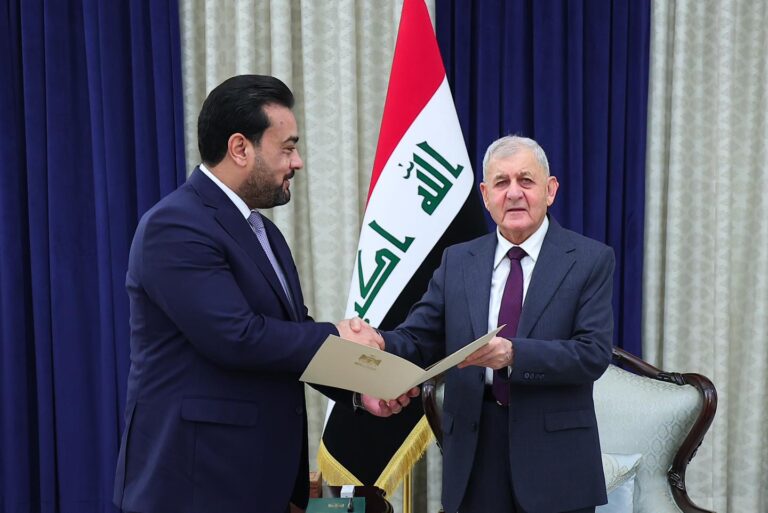 رئيس الجمهورية يسّلم المرسوم الجمهوري لمحافظ الانبار الجديد