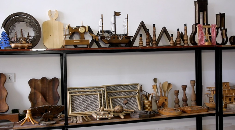 أنامل تصنع الجمال .. تجربة إبداعية في تشكيل الخشب