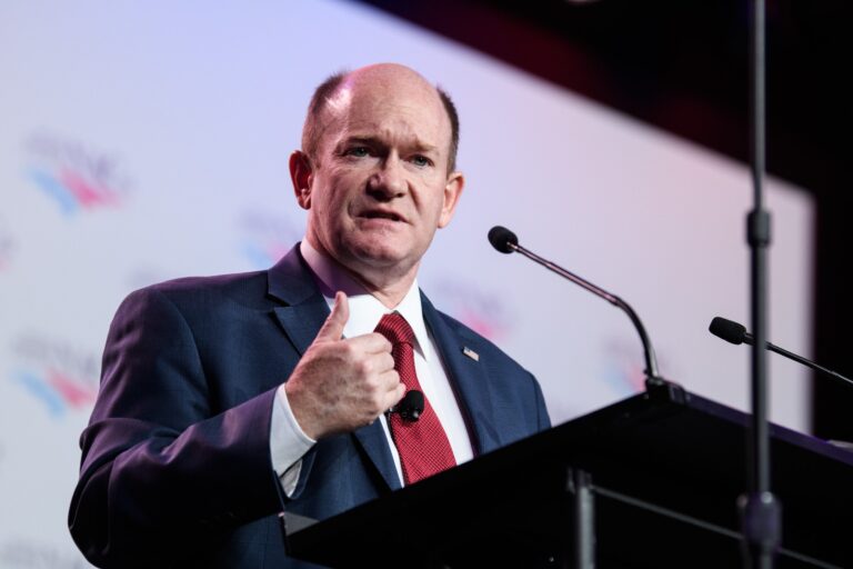 سيناتور أمريكي يدعو لدعم الكورد في روجآفا