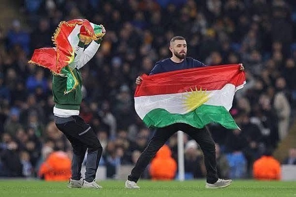 شبان كورد يقتحمون ملعب مانشستر سيتي ويرفعون علم كوردستان