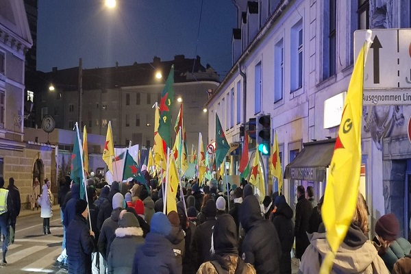 تظاهرة حاشدة في غراتس النمساوية تضامناً مع كورد سوريا