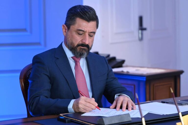 على خلفية ايقاف الرحلات..وزير النقل وكالة يوجه بالتحقيق وسحب يد مدير مطار بغداد