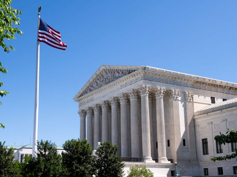 المحكمة العليا الأمريكية ترفض الرسوم الجمركية الشاملة التي فرضها ترامب