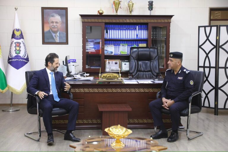 قوباد طالباني يزور مرور السليمانية ويشدد على كفاءة وسرعة إنجاز المعاملات