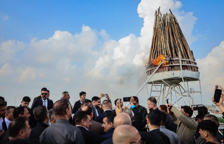 محافظ كركوك يوقد شعلة نوروز في القلعة التاریخیة